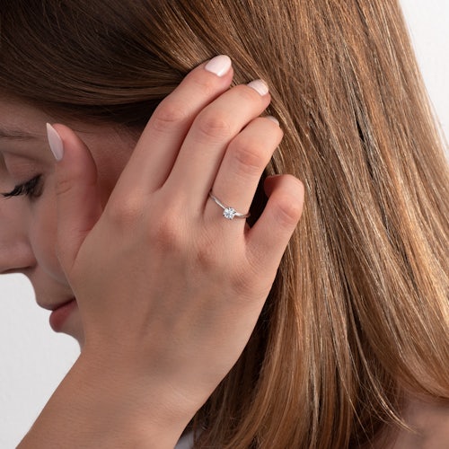 Pierścionek zaręczynowy SAVICKI: białe złoto, biały szafir